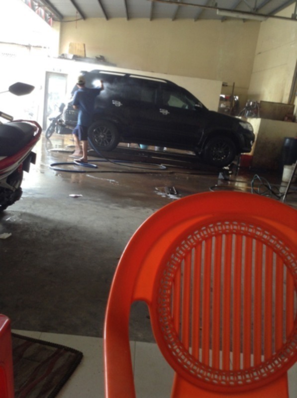 Khách tự lái xe vào "chuồng", tiệm ko nhận rửa xe (!)