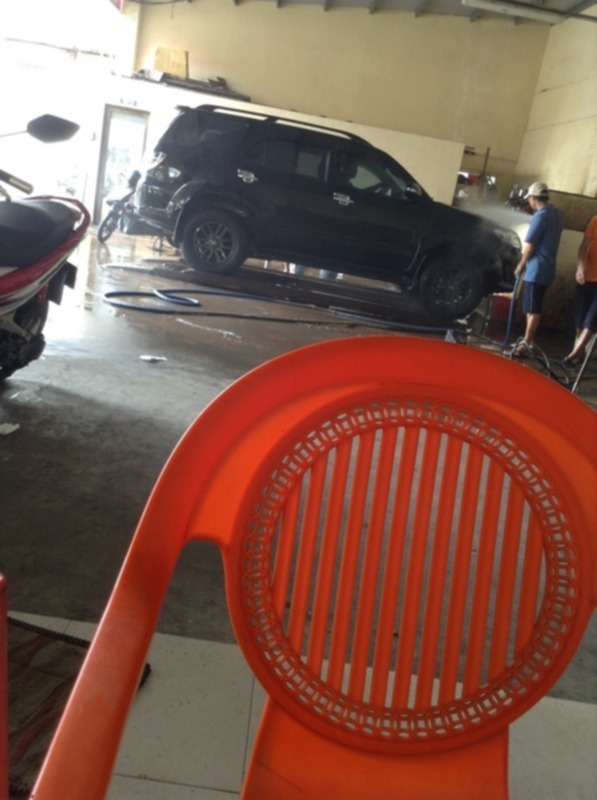 Khách tự lái xe vào "chuồng", tiệm ko nhận rửa xe (!)