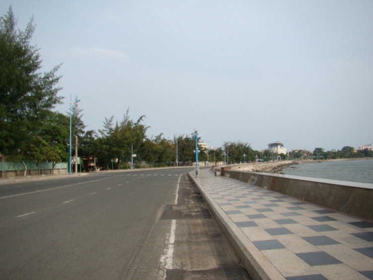 Ôtô lộn nhào xuống bãi đá dưới biển Vũng Tàu Ôtô lộn nhào xuống bãi đá dưới biển Vũng Tàu