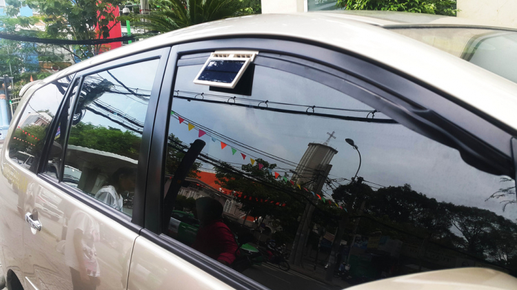 Quạt hút khí nóng trong xe chạy năng lượng mặt trời
