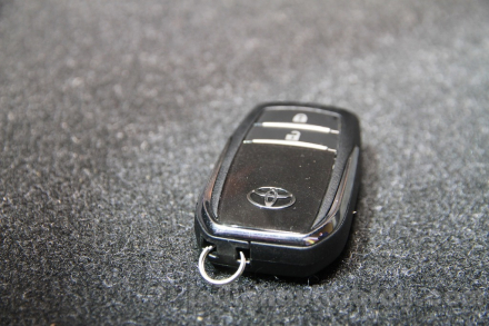 Toyota-Innova-Crysta-2_8-Z-key-fob-at-the-Auto-Expo-2016_zps9hqripfk.jpg