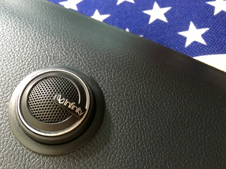 Em đào tẩu qua KIA Rondo! Em đào tẩu qua KIA Rondo!