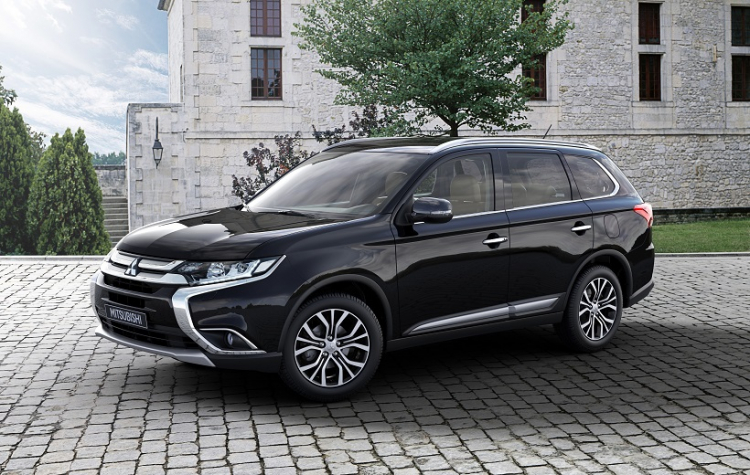 Outlander 2.0 2016 2.0 và CRV 2.0 nên lấy xe nào ? Có đại lý nào có sẵn Outlander test ko ạ ?