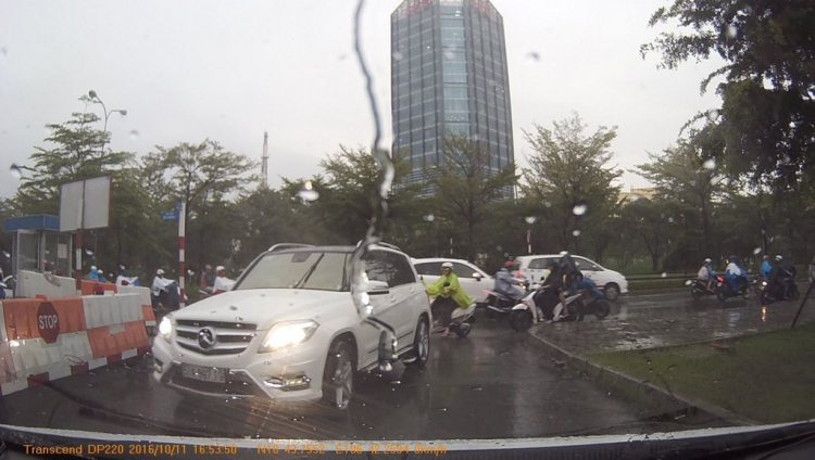 Những hành vi giao thông cần xử phạt và phê phán... Những hành vi giao thông cần xử phạt và phê phán...