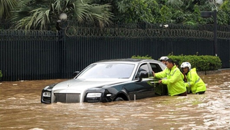 Em bị Bentley tạt nước