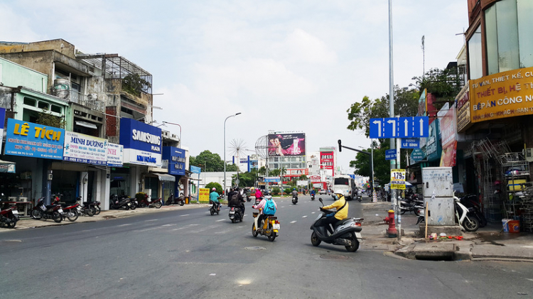 Dấu hiệu nhận biết đường không được chuyển lane sang phải để chạy tốc độ cao hơn