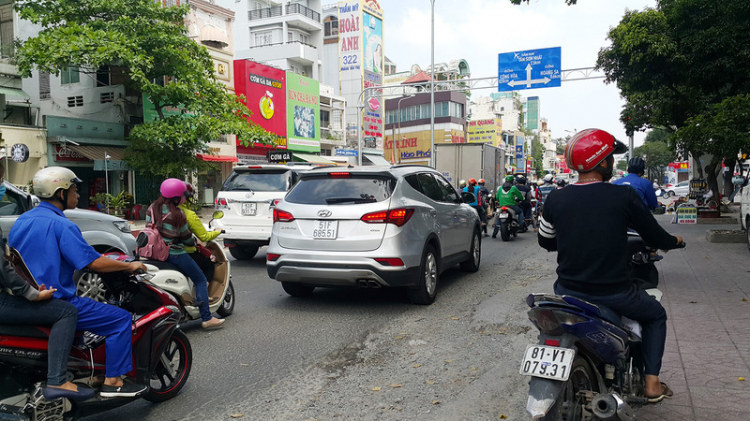 Dấu hiệu nhận biết đường không được chuyển lane sang phải để chạy tốc độ cao hơn