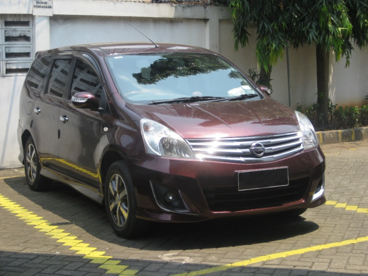 Tìm ace chơi xe Nissan Grand Livina