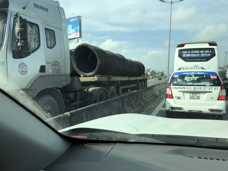 Xe tải rớt cuộn sắt trên đường dẫn cao tốc Trung Lương !!!