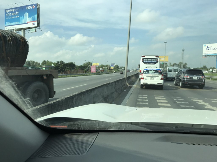 Xe tải rớt cuộn sắt trên đường dẫn cao tốc Trung Lương !!!