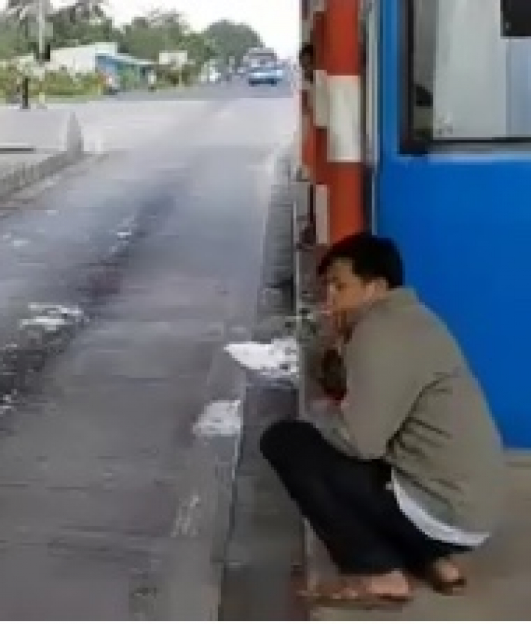 BOT Sóc Trăng - anh ngậm điếu thuốc Jet ngồi ghi cái gì thế?