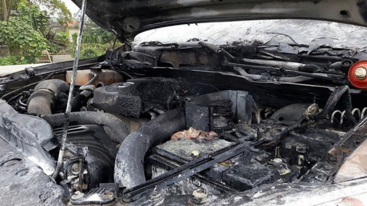 Mazda BT-50 bốc cháy tại Nghệ An