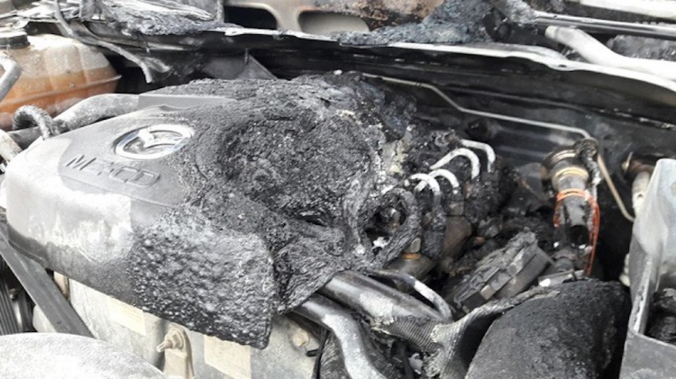 Mazda BT-50 bốc cháy tại Nghệ An