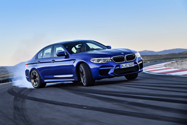 BMW M5 2018 lập kỷ lục drift liên tục 8 tiếng trên quãng đường 374km