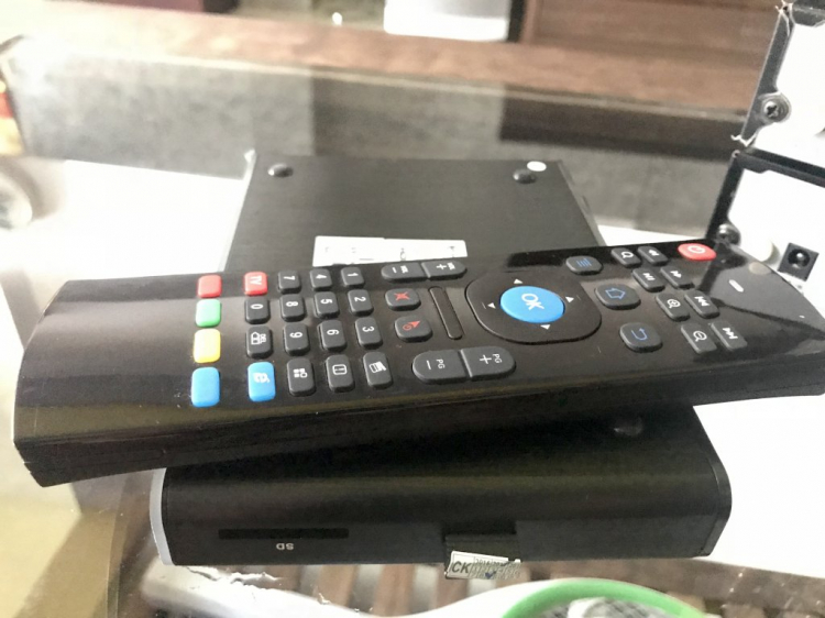 Thanh lý nhiều món: iPhone, Tivi, SCTV HD, HD player, camera quan sát like new!