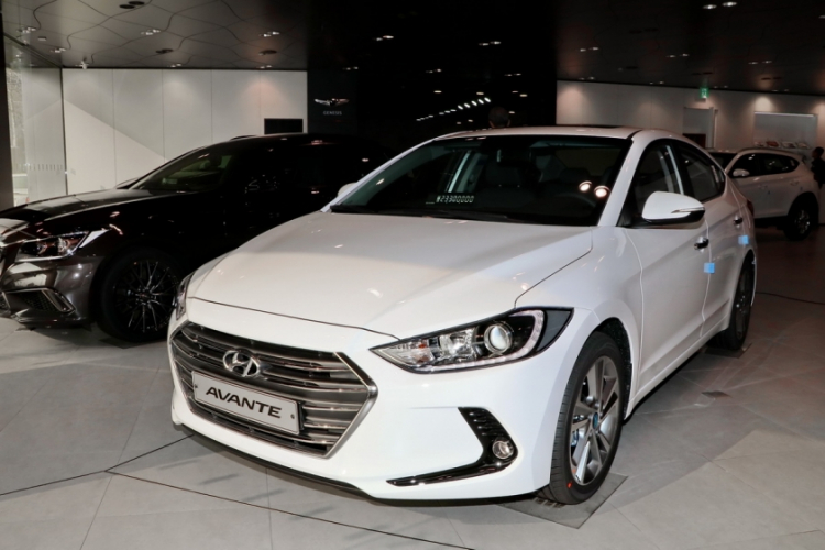 Hyundai giá rẻ có xe Elantra 2018 trắng giao ngay