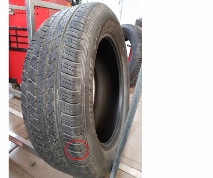 X Trail nổ vành do bánh non hơi và va với vật cứng. X Trail nổ vành do bánh non hơi và va với vật cứng.