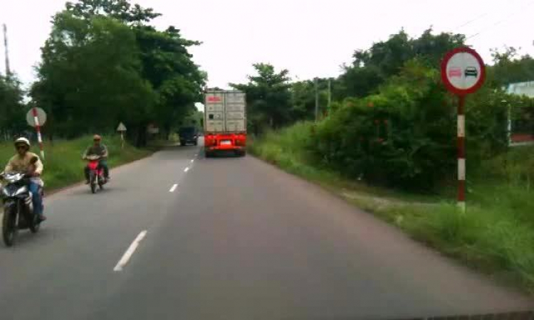 [CSGT Nhà Bè]: Ôtô chạy làn phải đường 1 chiều có 2 làn nét đứt, ko bảng phân làn (Standby nộp hs)