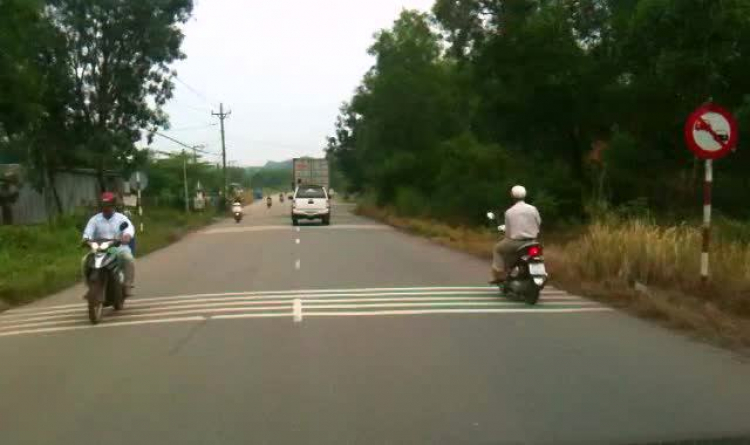 [CSGT Nhà Bè]: Ôtô chạy làn phải đường 1 chiều có 2 làn nét đứt, ko bảng phân làn (Standby nộp hs)