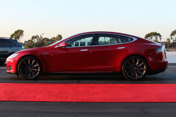 Tesla ra mắt biến thể "D" Model S