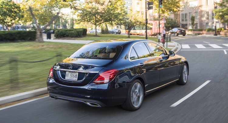 [THSS] So sánh thông số Mercedes-Benz C200 và BMW 320i đời 2018