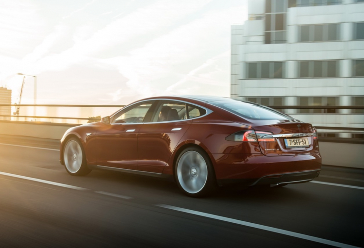 Tesla Model S gặp nạn khi bật tính năng tự lái