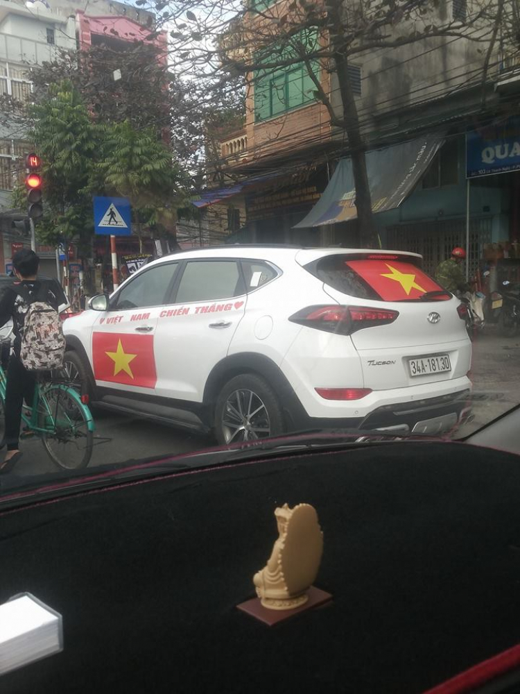 Loạt ô tô trên khắp cả nước dán decal cổ vũ đội tuyển U23 Việt Nam