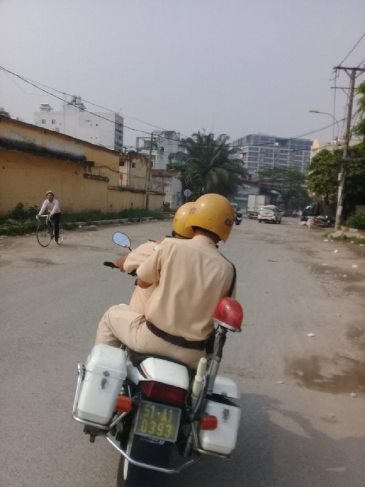 CSGT “làm luật” ở cửa ngõ sân bay Tân Sơn Nhất CSGT “làm luật” ở cửa ngõ sân bay Tân Sơn Nhất