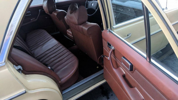 Mercedes-Benz 240D 1974 rao bán 5.500 USD ở Mỹ - một chiếc xe thú vị cho người yêu thích xe máy dầu