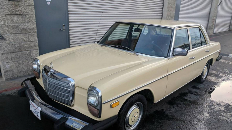 Mercedes-Benz 240D 1974 rao bán 5.500 USD ở Mỹ - một chiếc xe thú vị cho người yêu thích xe máy dầu