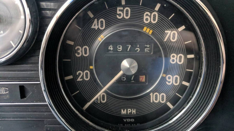 Mercedes-Benz 240D 1974 rao bán 5.500 USD ở Mỹ - một chiếc xe thú vị cho người yêu thích xe máy dầu