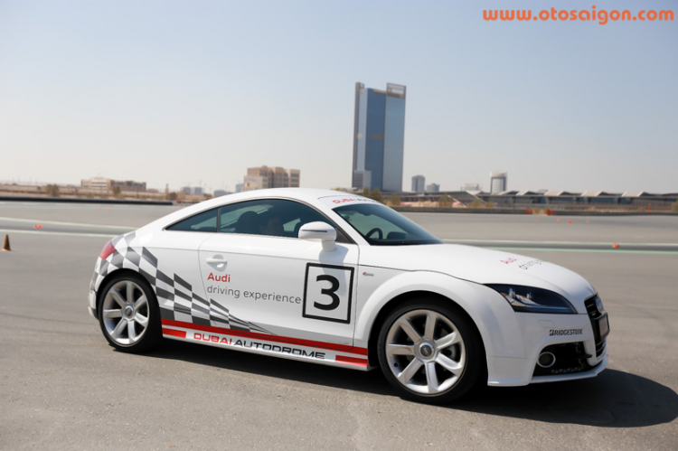 Trải nghiệm siêu xe R8 cùng Audi Việt Nam tại Dubai, UAE Trải nghiệm siêu xe R8 cùng Audi Việt Nam tại Dubai, UAE