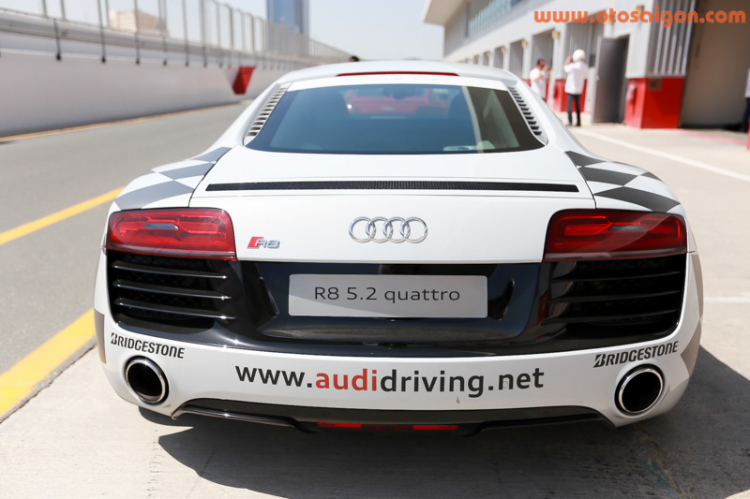 Trải nghiệm siêu xe R8 cùng Audi Việt Nam tại Dubai, UAE Trải nghiệm siêu xe R8 cùng Audi Việt Nam tại Dubai, UAE