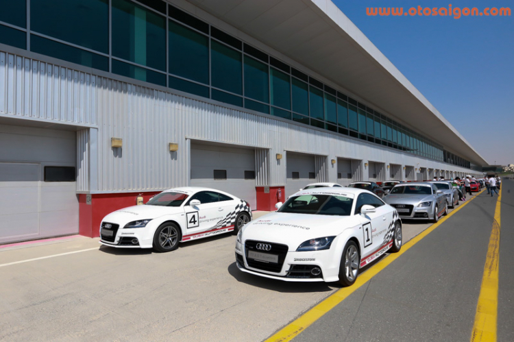 Trải nghiệm siêu xe R8 cùng Audi Việt Nam tại Dubai, UAE Trải nghiệm siêu xe R8 cùng Audi Việt Nam tại Dubai, UAE