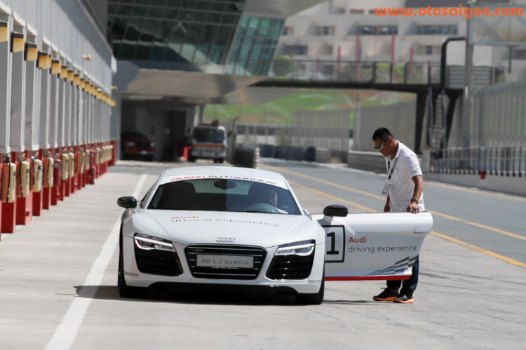 Trải nghiệm siêu xe R8 cùng Audi Việt Nam tại Dubai, UAE Trải nghiệm siêu xe R8 cùng Audi Việt Nam tại Dubai, UAE