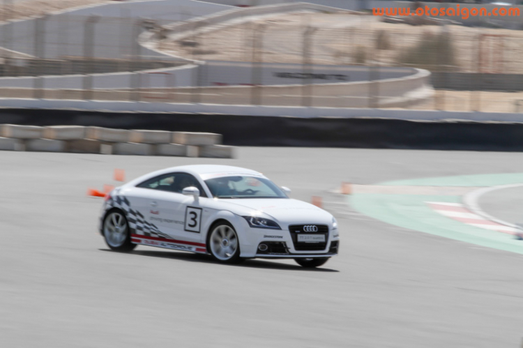 Trải nghiệm siêu xe R8 cùng Audi Việt Nam tại Dubai, UAE Trải nghiệm siêu xe R8 cùng Audi Việt Nam tại Dubai, UAE