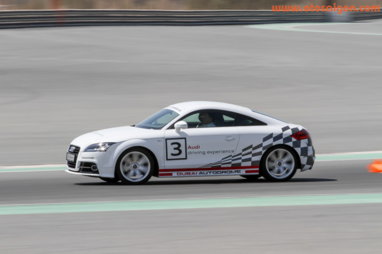 Trải nghiệm siêu xe R8 cùng Audi Việt Nam tại Dubai, UAE Trải nghiệm siêu xe R8 cùng Audi Việt Nam tại Dubai, UAE
