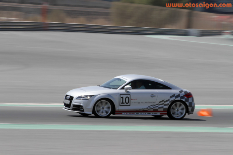 Trải nghiệm siêu xe R8 cùng Audi Việt Nam tại Dubai, UAE Trải nghiệm siêu xe R8 cùng Audi Việt Nam tại Dubai, UAE