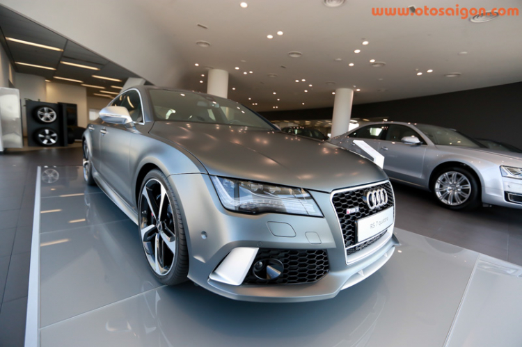Trải nghiệm siêu xe R8 cùng Audi Việt Nam tại Dubai, UAE Trải nghiệm siêu xe R8 cùng Audi Việt Nam tại Dubai, UAE