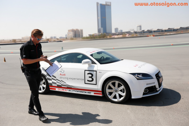 Trải nghiệm siêu xe R8 cùng Audi Việt Nam tại Dubai, UAE Trải nghiệm siêu xe R8 cùng Audi Việt Nam tại Dubai, UAE