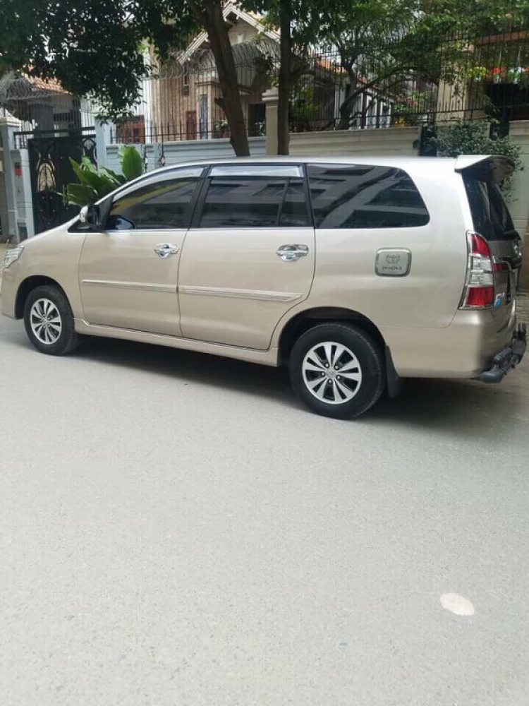 Toyota Innova 2015 màu vàng cát