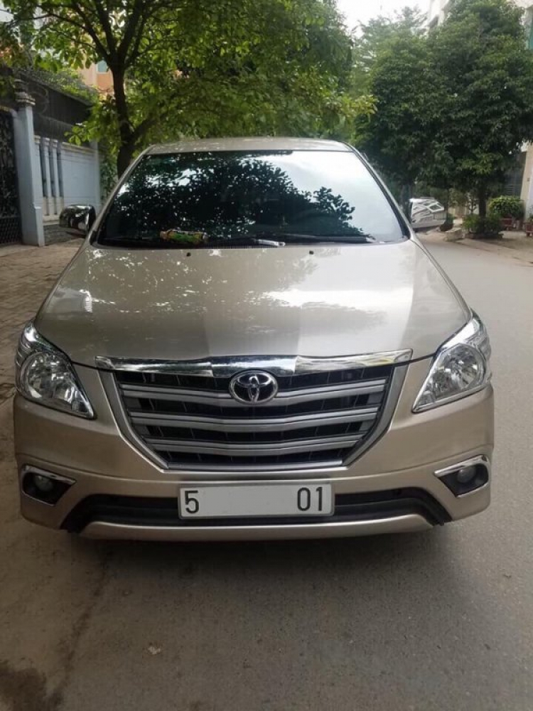 Toyota Innova 2015 màu vàng cát