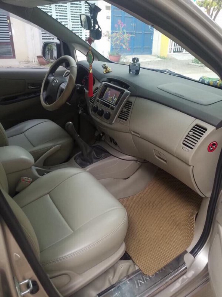 Toyota Innova 2015 màu vàng cát