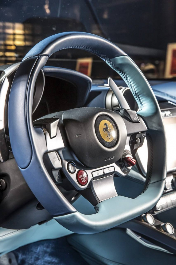 Thêm sắc xanh cho ngày xuân với Ferrari GTC4Azzurra