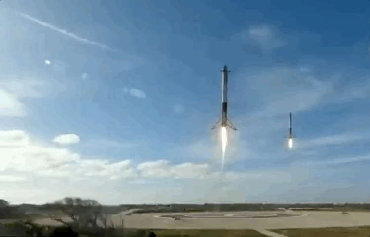 Tên lửa Falcon Heavy của Elon Musk phóng thành công, đem chiếc Tesla Roadster đầu tiên vào vũ trụ