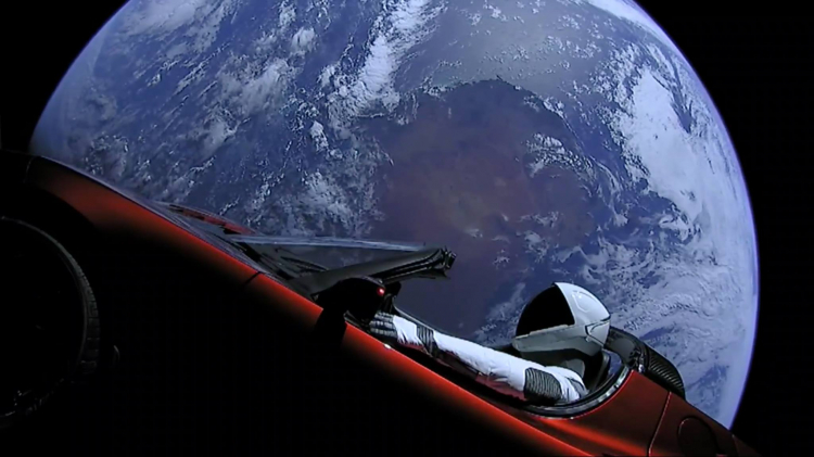 Tên lửa Falcon Heavy của Elon Musk phóng thành công, đem chiếc Tesla Roadster đầu tiên vào vũ trụ