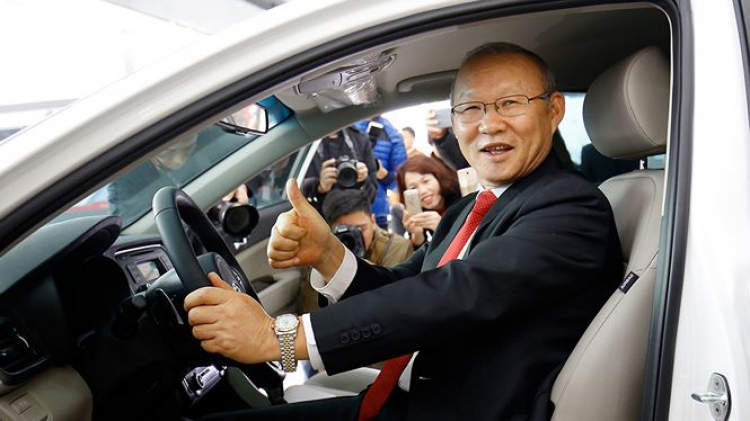 Thaco chính thức trao tặng xe Kia Optima cho HLV Park Hang Seo