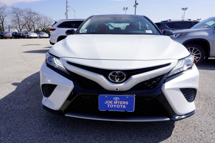 Toyota Camry XLE 2018 và Mercedes-Benz E250: Các bác chọn xe nào? Toyota Camry XLE 2018 và Mercedes-Benz E250: Các bác chọn xe nào?