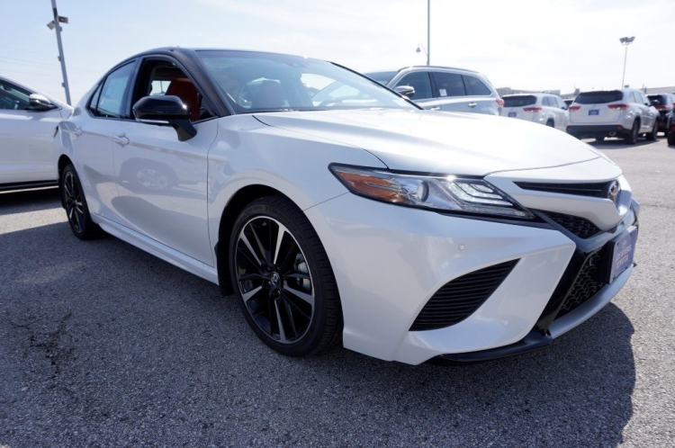 Toyota Camry XLE 2018 và Mercedes-Benz E250: Các bác chọn xe nào? Toyota Camry XLE 2018 và Mercedes-Benz E250: Các bác chọn xe nào?