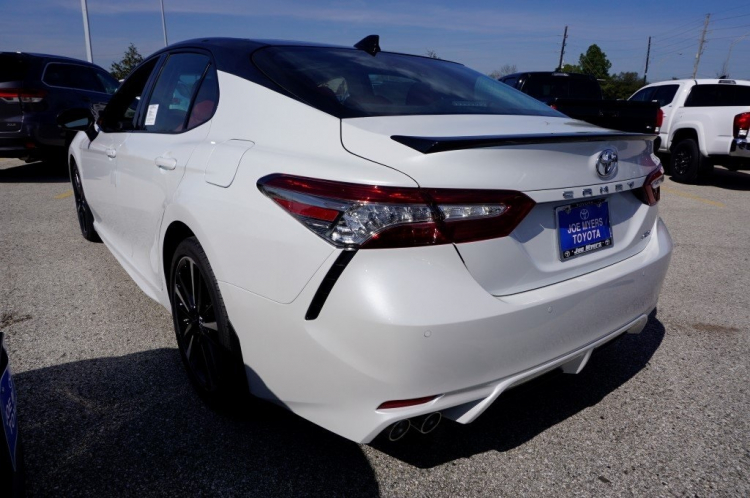 Toyota Camry XLE 2018 và Mercedes-Benz E250: Các bác chọn xe nào? Toyota Camry XLE 2018 và Mercedes-Benz E250: Các bác chọn xe nào?